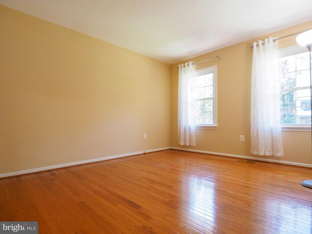 9614 LOCUST HILL DR, Great Falls, VA 22066
