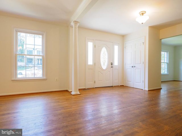 9614 LOCUST HILL DR, Great Falls, VA 22066