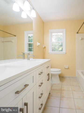 9614 LOCUST HILL DR, Great Falls, VA 22066