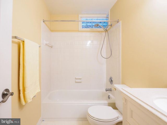 9614 LOCUST HILL DR, Great Falls, VA 22066