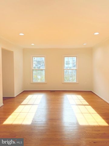 9614 LOCUST HILL DR, Great Falls, VA 22066
