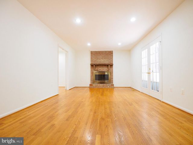 9614 LOCUST HILL DR, Great Falls, VA 22066