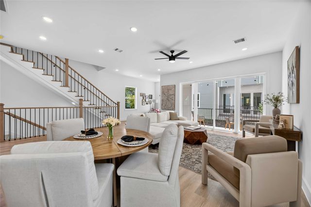 316 Walthall B, Houston, TX 77022