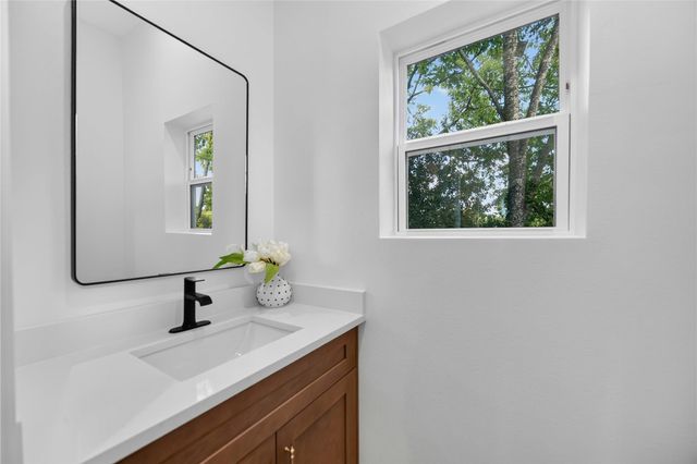 316 Walthall B, Houston, TX 77022