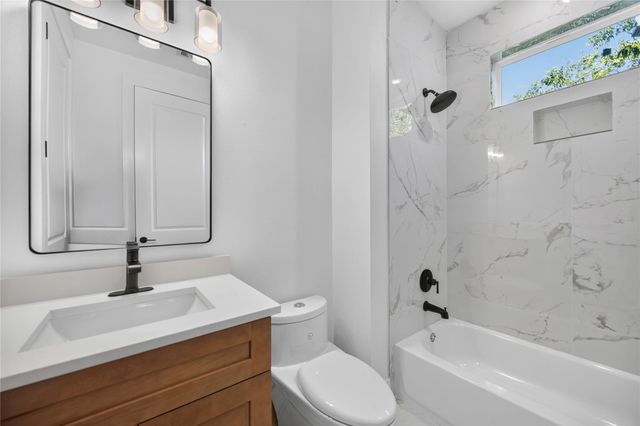 316 Walthall B, Houston, TX 77022