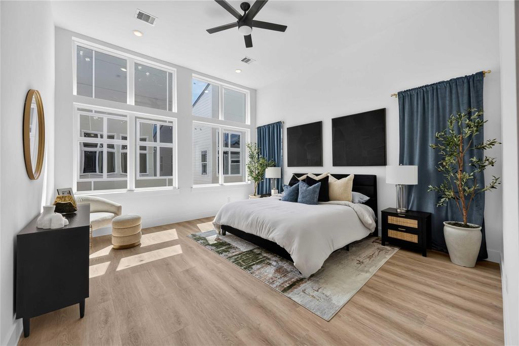 316 Walthall B, Houston, TX 77022