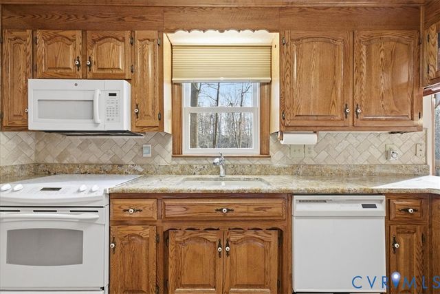 4727 Rieves Pond Dr, Chester, VA 23831