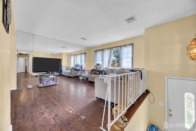 26 Nancy Lane, Piscataway, NJ 08854
