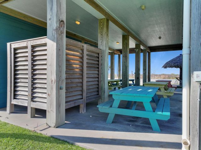 2570 Highway 87, Crystal Beach, TX 77650