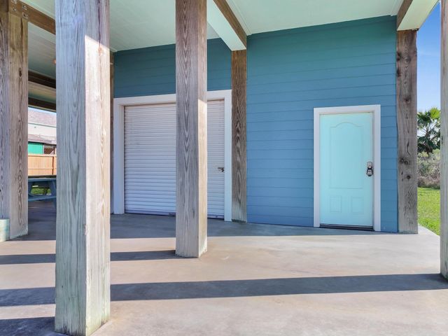 2570 Highway 87, Crystal Beach, TX 77650