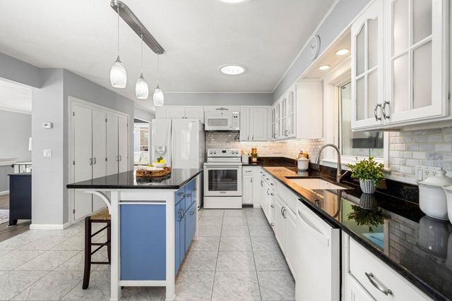 6 Golden Gate Drive, Hooksett, NH 03106