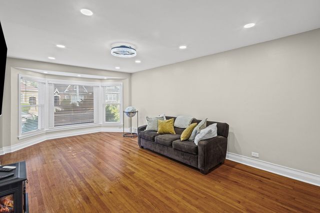 8340 S Yates Boulevard, Chicago, IL 60617