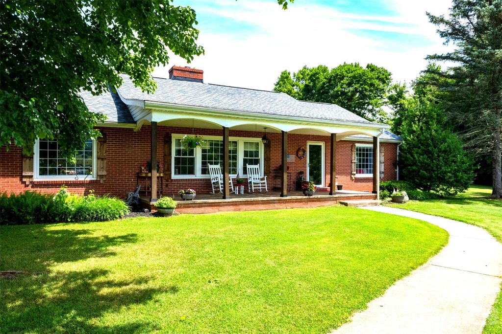 68 Hillside Terrace Drive, Waynesville, NC 28786