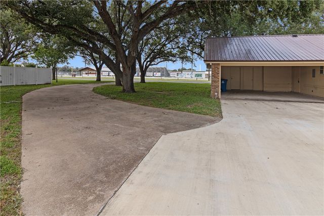 510 E Inez St, Beeville, TX 78102