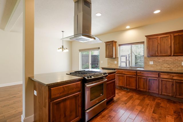 3031 NE Red Oak Drive, Bend, OR 97701
