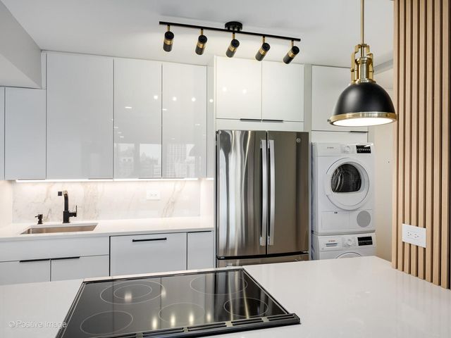 1560 N Sandburg Terrace 1710J, Chicago, IL 60610