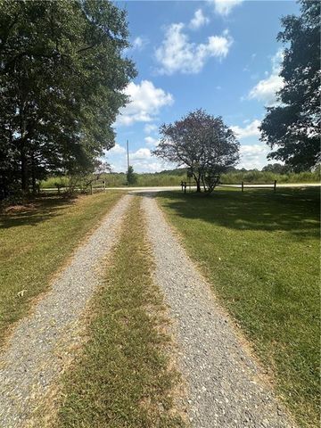 8275 Pea Ridge Road, Cornelia, GA 30531