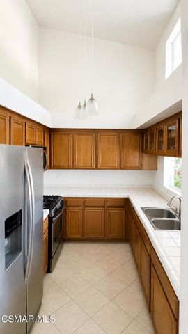 825 Warwick Avenue, Thousand Oaks, CA 91360