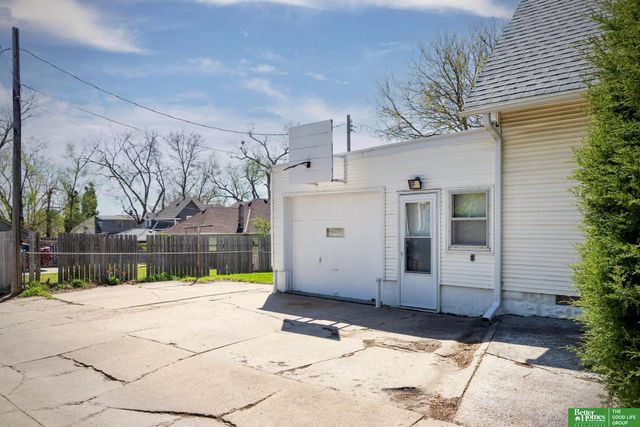 5713 S 38th Street, Omaha, NE 68107