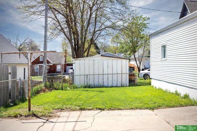 5713 S 38th Street, Omaha, NE 68107