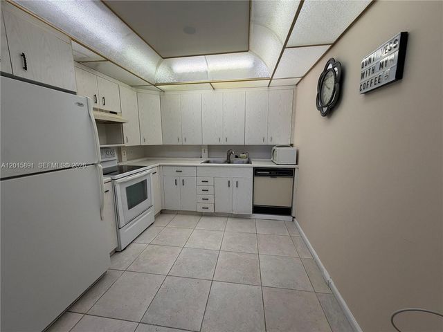 3032 Hythe B 3032, Boca Raton, FL 33434