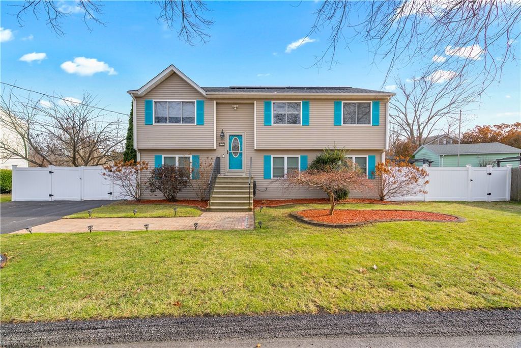 12 Railroad Row, Warwick, RI 02886