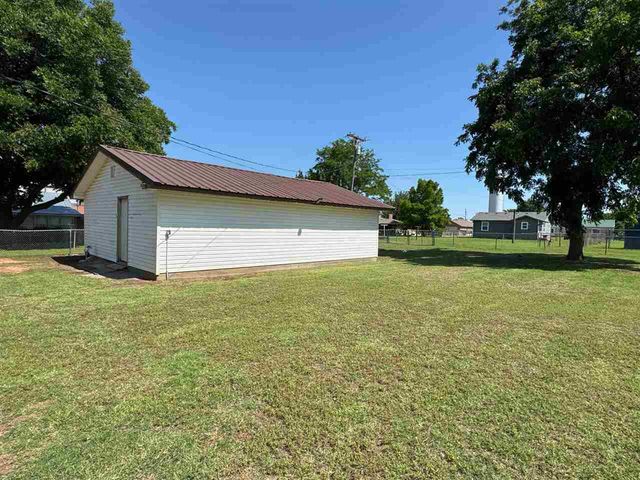 704 6th St, Elgin, OK 73538