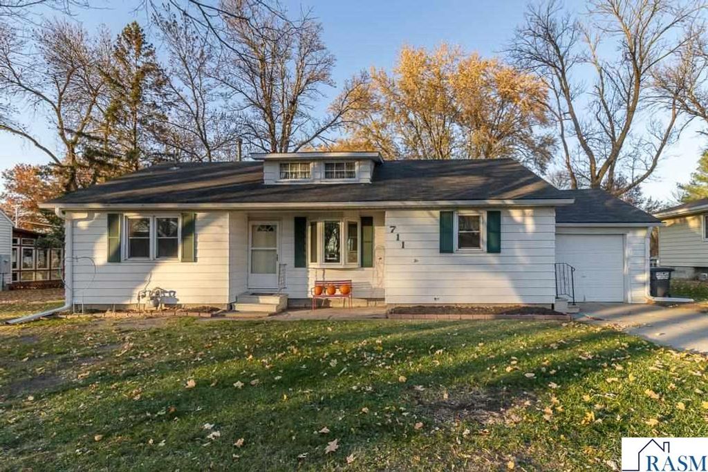 711 E Blue Earth Street, Lake Crystal, MN 56055