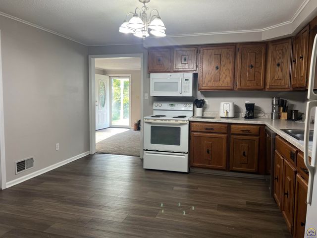3404 NW Rochester RD, Topeka, KS 66617