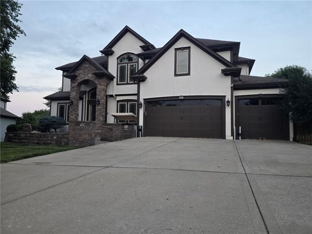 2907 NE Viewpark Place, Lee's Summit, MO 64086