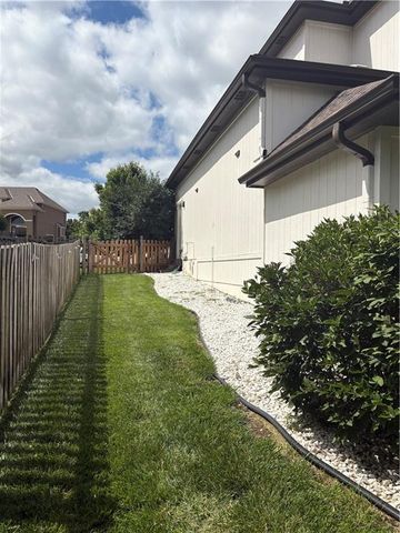 2907 NE Viewpark Place, Lee's Summit, MO 64086