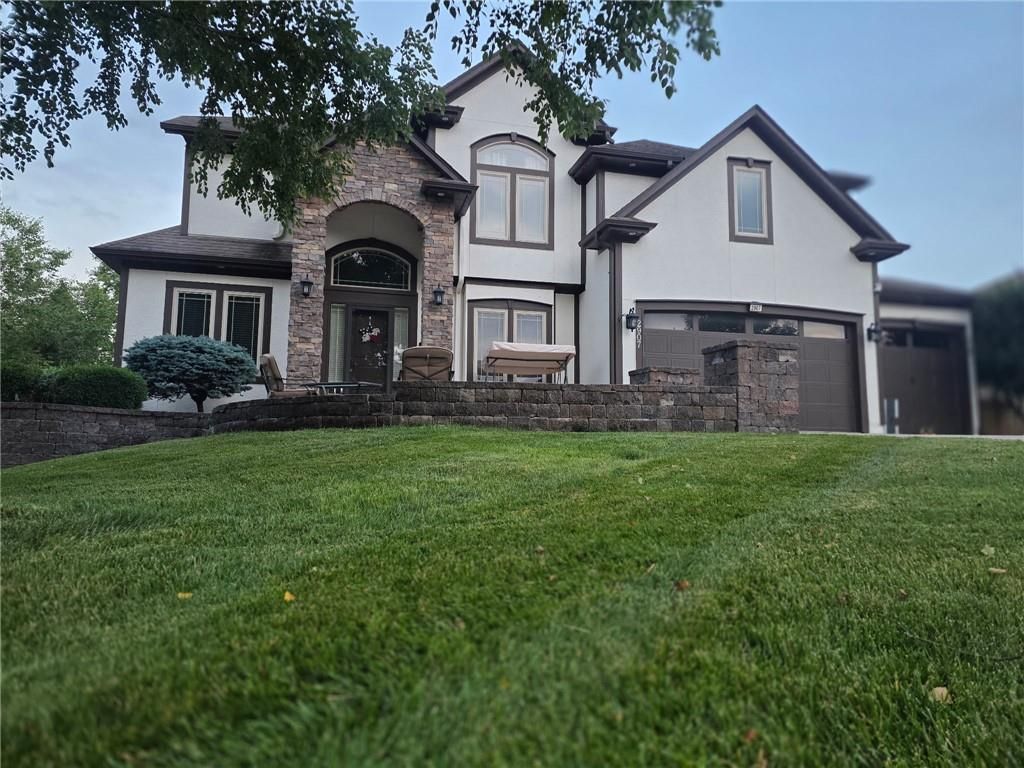 2907 NE Viewpark Place, Lee's Summit, MO 64086