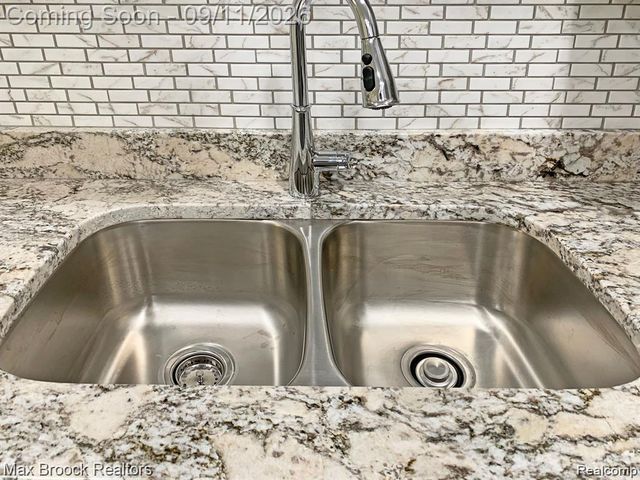 42160 E Woodward Avenue 11, Bloomfield Hills, MI 48304
