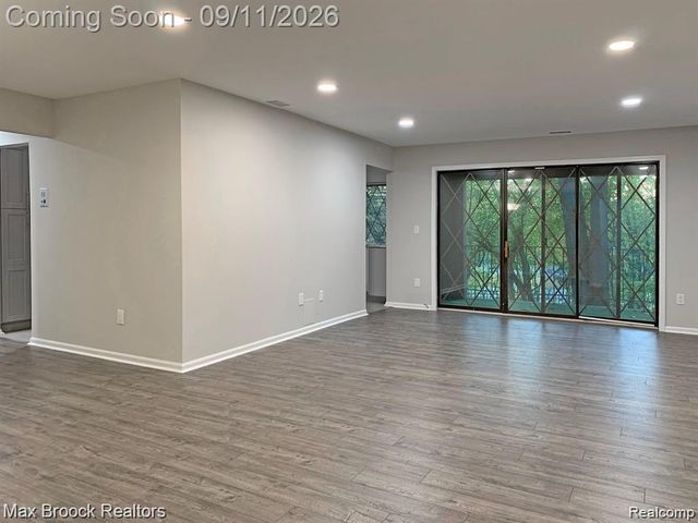 42160 E Woodward Avenue 11, Bloomfield Hills, MI 48304