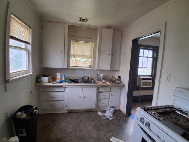 222 N Center Avenue, Shawnee, OK 74801