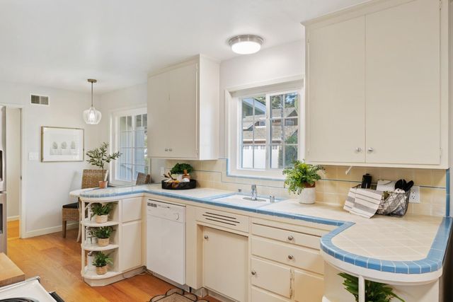 1527 Laurel Place, Menlo Park, CA 94025