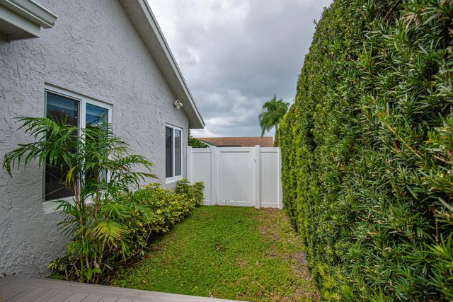 7484 Malibu Crescent, Boca Raton, FL 33433