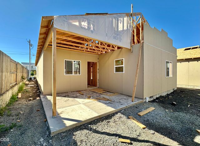 313 E Rapp Road, Talent, OR 97540