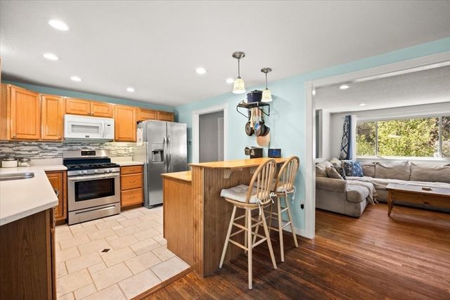 67 Fosdick Rd, Carver, MA 02330