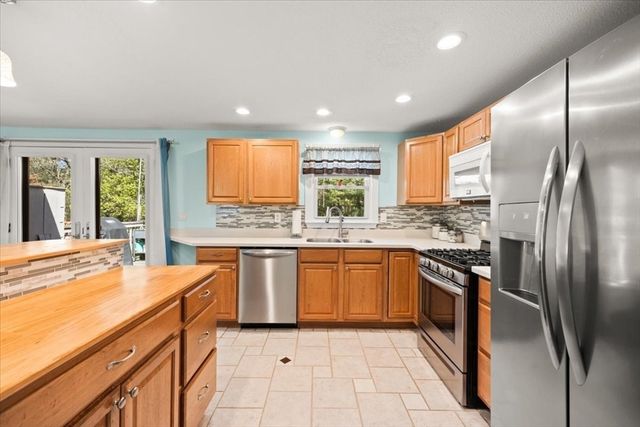 67 Fosdick Rd, Carver, MA 02330