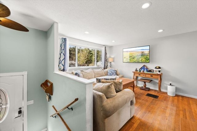 67 Fosdick Rd, Carver, MA 02330