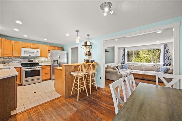 67 Fosdick Rd, Carver, MA 02330