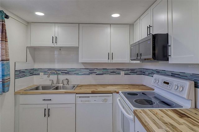 101 CAMBRIDGE TRAIL 196, Sun City Center, FL 33573