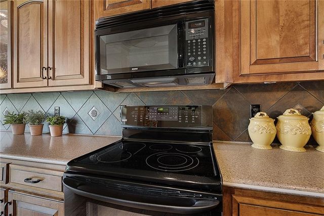 19608 W 100th Street, Lenexa, KS 66220