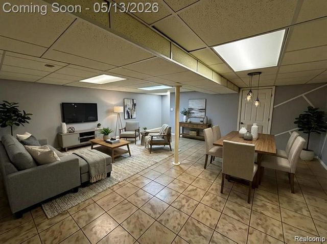 32960 Oakview Drive, Warren, MI 48092