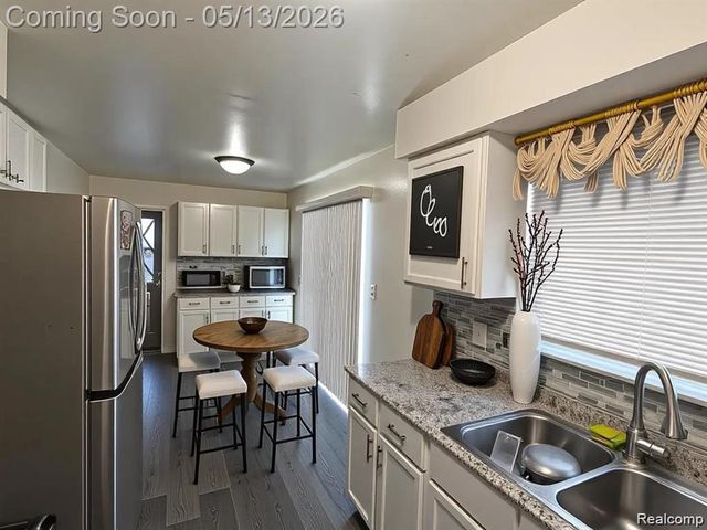 32960 Oakview Drive, Warren, MI 48092