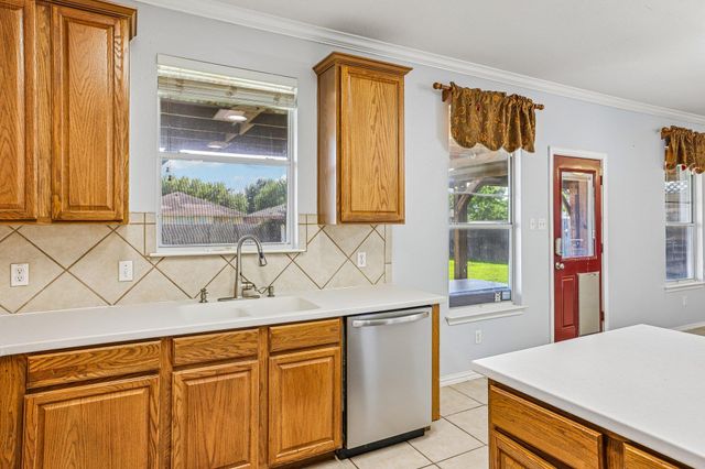 112 Floating Leaf DR, Hutto, TX 78634