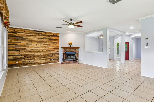 112 Floating Leaf DR, Hutto, TX 78634