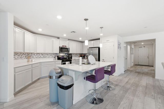 6883 E Woodward Avenue, Fresno, CA 93727