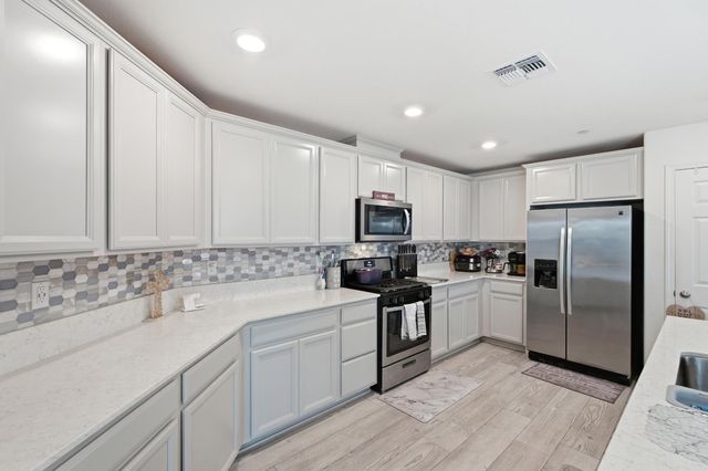 6883 E Woodward Avenue, Fresno, CA 93727